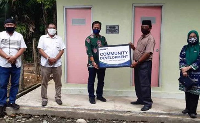 PT RAPP dan APR serahkan bantuan bangunan WC untuk SD Petai Kecamatan Singingi Hilir. 